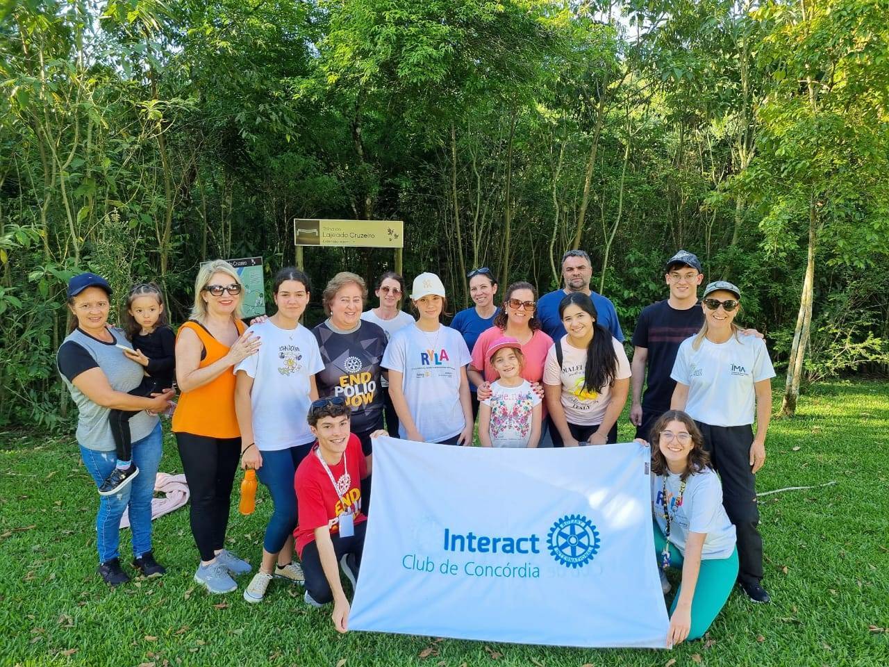 Grupo de interactianos e convidados presentes no encontro