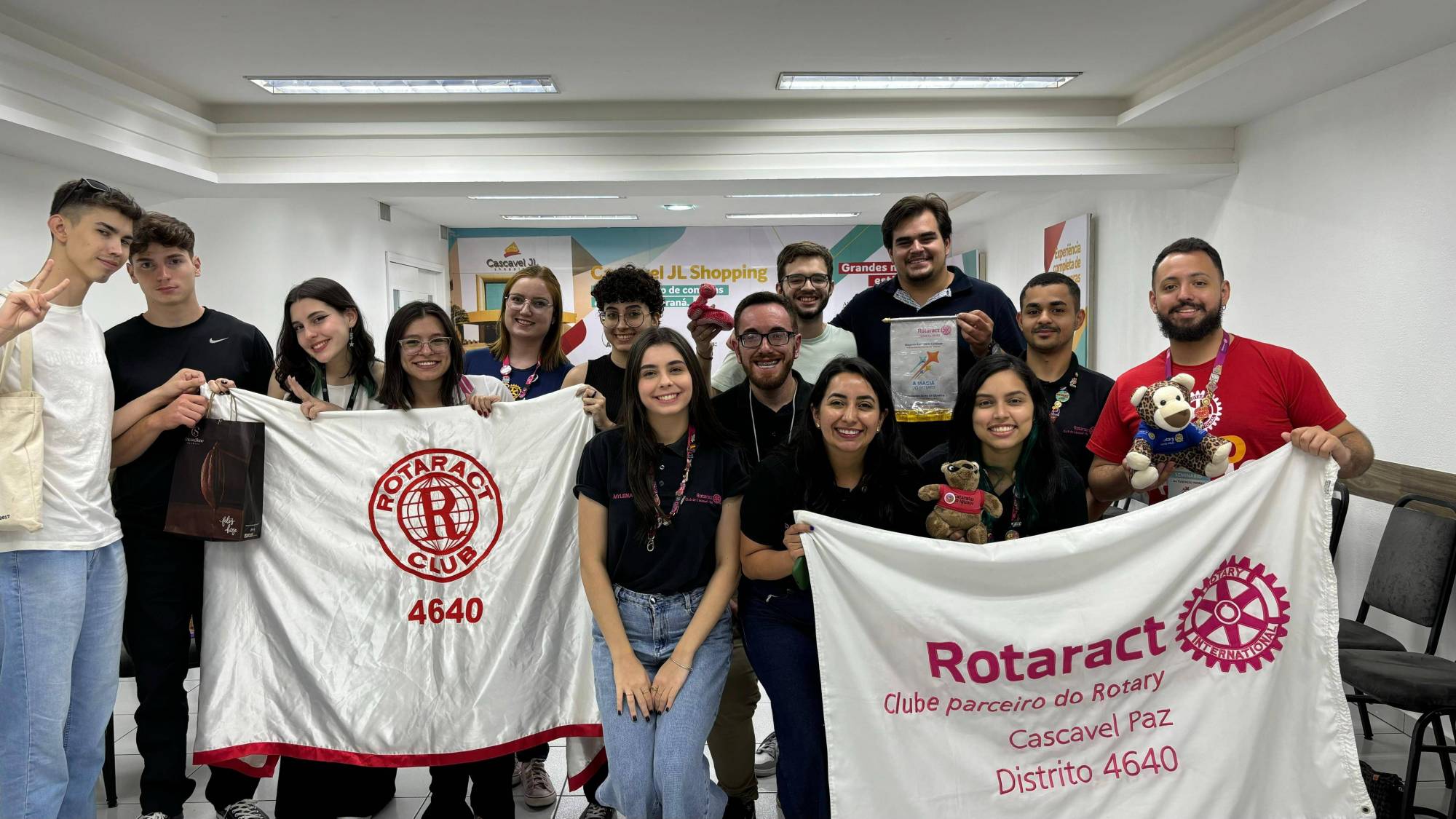 Companheiros do Rotaract em reunião