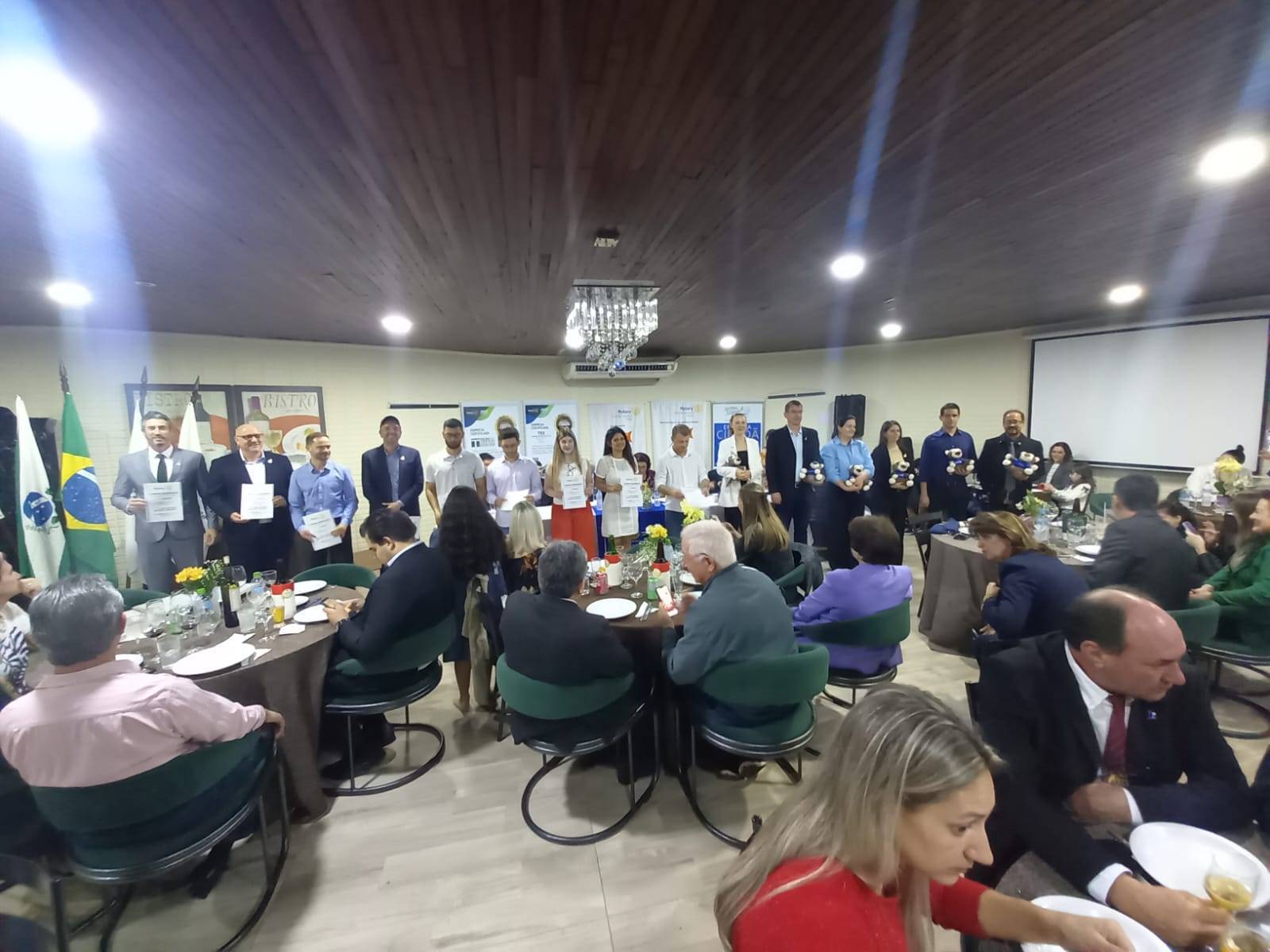 15 admissões em uma única noite, presente ao governador