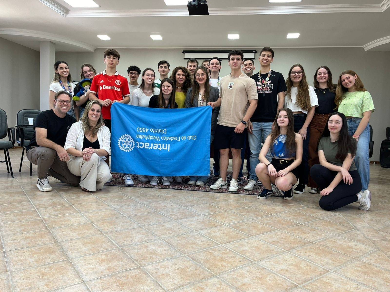 Caminhos da Paz: palestra sobre emoções   No dia 28 de setembro de 2024, o Interact Club de Frederico Westphalen promoveu uma roda de conversa com a psicóloga Marisa Pigatto, abordando temas essenciais sobre conflitos e emoções. Durante o encontro, foram discutidos os gatilhos que desencadeiam os conflitos, estratégias para resolvê-los e o impacto das emoções nesse processo. Marisa pediu aos interactianos que refletissem sobre suas próprias emoções e como elas influenciam os conflitos cotidianos.  Uma dinâmica interativa também foi conduzida, na qual os participantes analisaram imagens que podiam ser interpretadas de maneiras diferentes. A atividade destacou como divergências de opiniões, assim como diferenças na percepção de uma mesma situação, podem gerar conflitos.  Outro ponto importante discutido foi o aumento preocupante dos índices de suicídio entre adolescentes, uma realidade que cresce anualmente. Marisa enfatizou a necessidade de apoio emocional e social, destacando que a ausência desse suporte na resolução de conflitos contribui para essa triste estatística.  A roda de conversa fez parte da área de enfoque trimestral “Paz e Resolução de Conflitos” e integrou o projeto distrital de DQA “Reflexo de Cuidado”. A iniciativa visa promover o diálogo e a compreensão como caminhos para uma convivência mais harmoniosa e saudável.