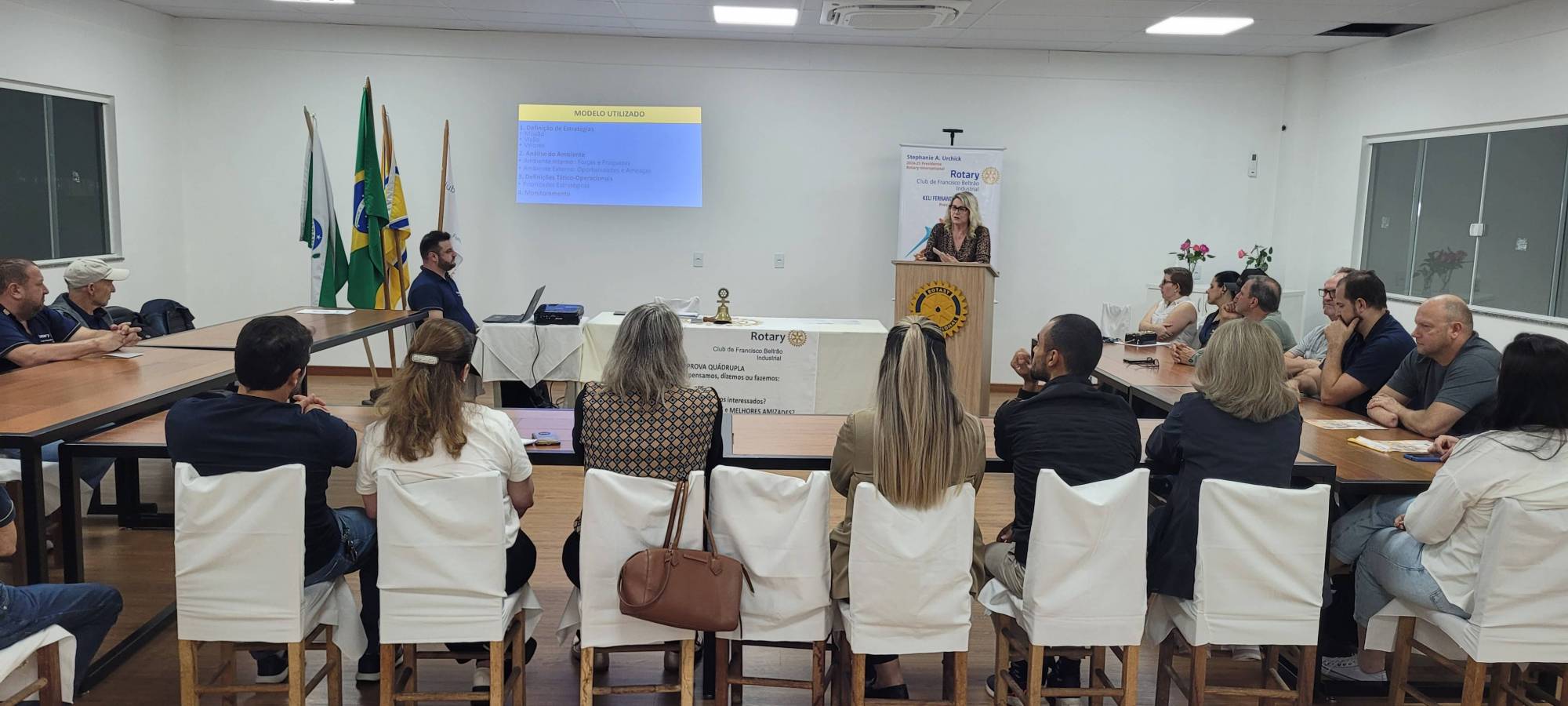 Primeira reunião na nova sala localizada em anexo à Igreja de Pedras