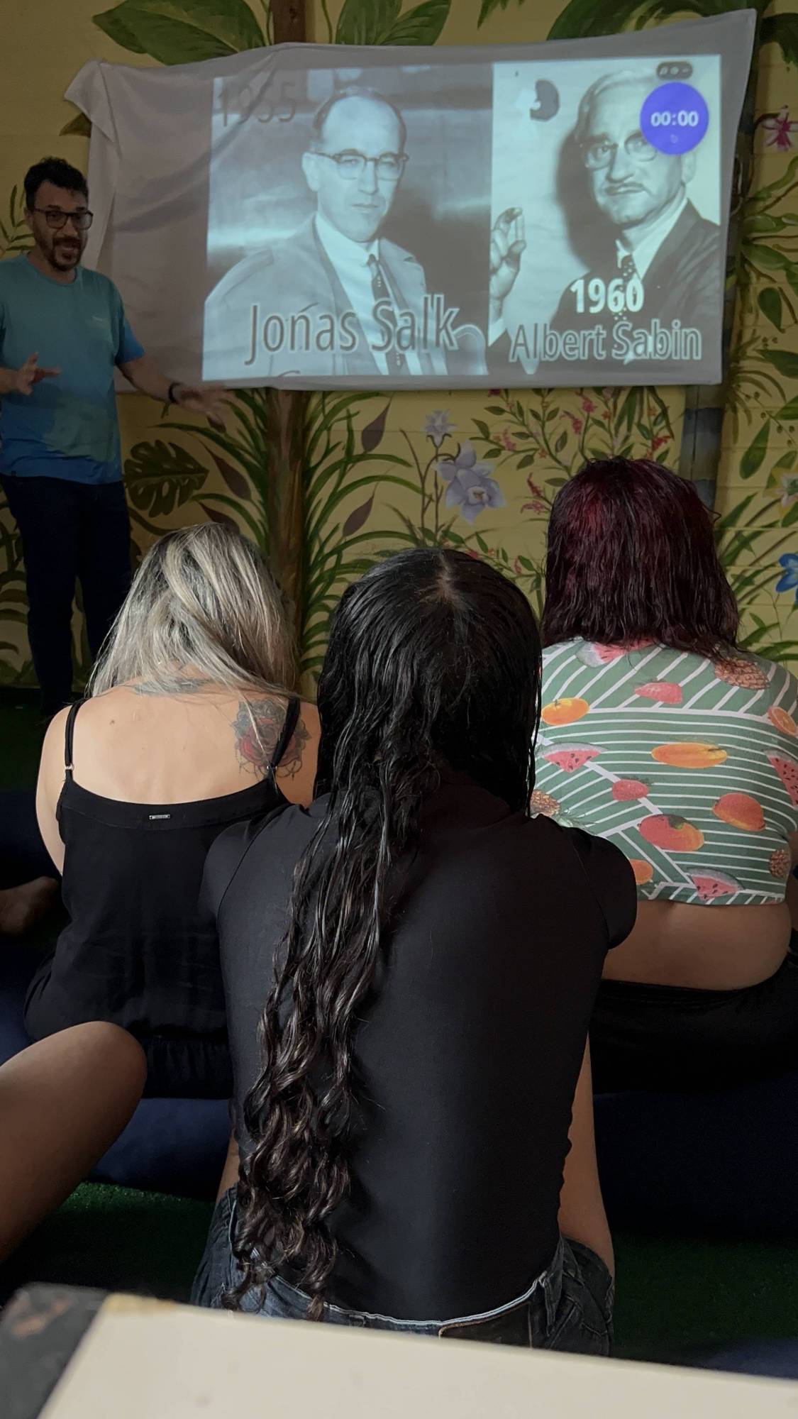 Presidente do Rotary Club de Porto Belo Costa Esmeralda apresentando os principais cientistas no combate contra a Pólio.