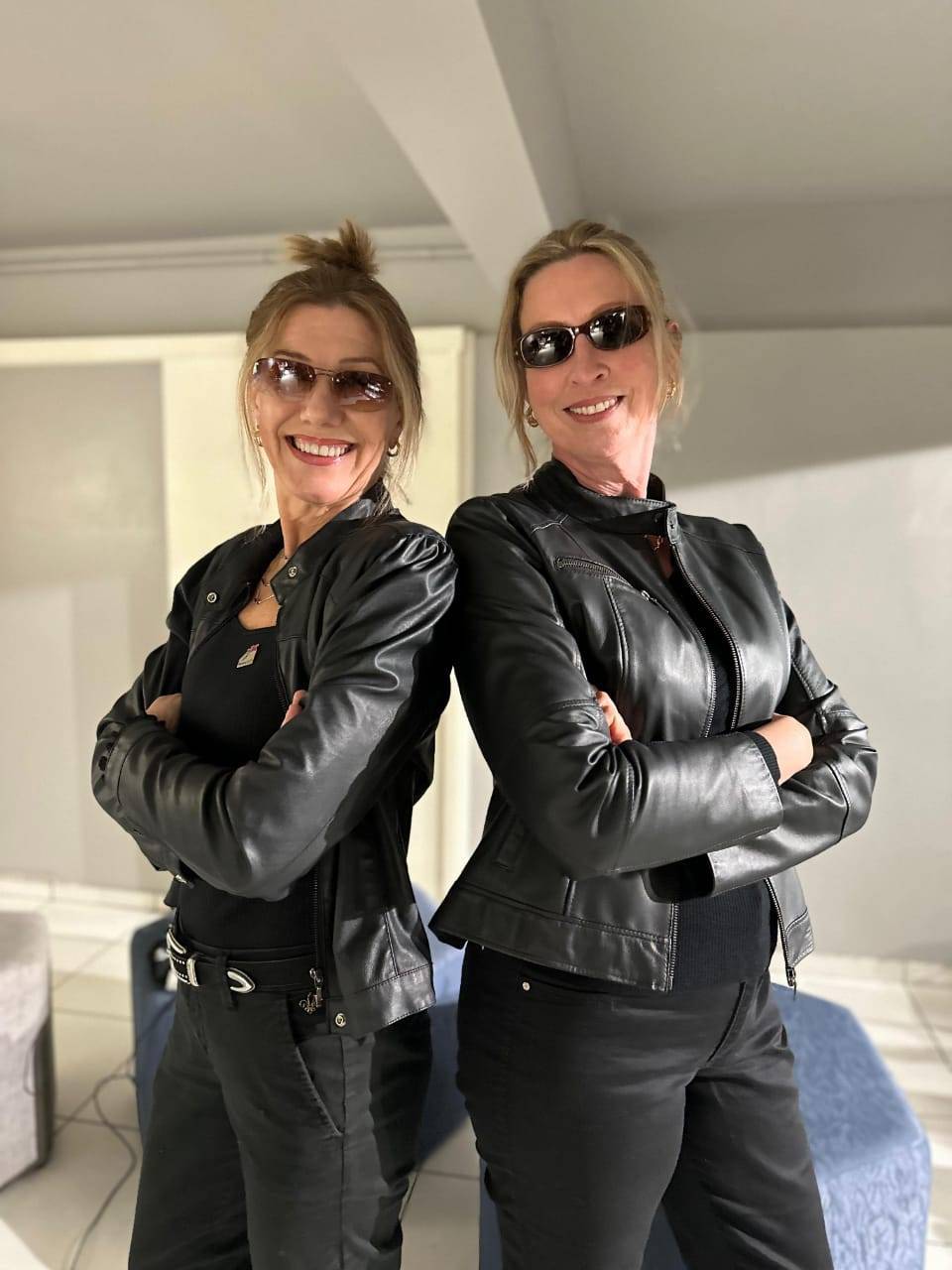 Companheiras Tânia e Ingrid fizeram a abertura do Karaokê