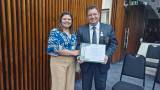 Governador 2024-25 Alfredo Arten Junior e sua esposa Karina Cantarelli exibem a menção honrosa recebida na ALEP