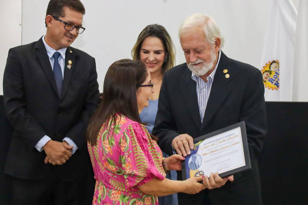 Sócio Fundador do RC de Rio Verde companheiro Avelar de Moraes Macedo entrega Reconhecimento a uma das homenageadas da noite