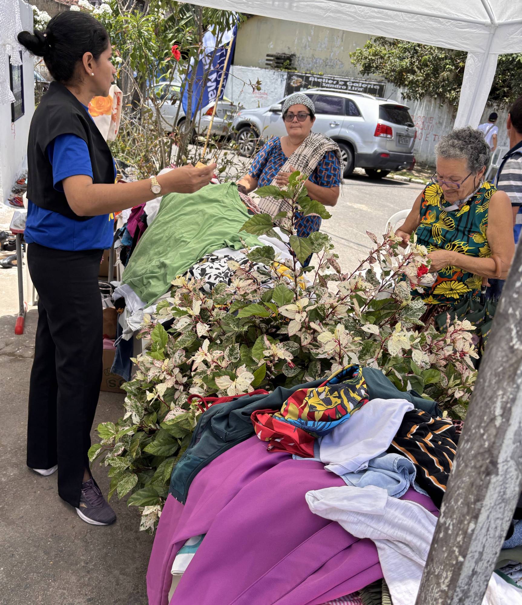 Bazar em prol do Instituto Viver Mais.