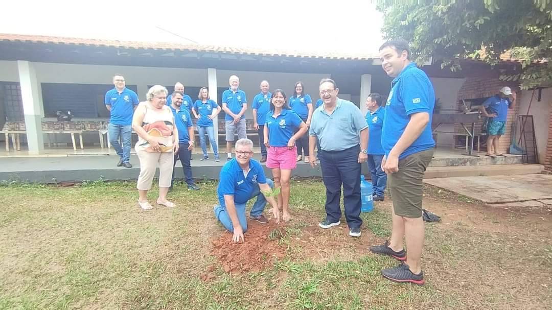 Rotary Club de General Salgado Recebe Casal Governador Eder Bocchini e Nelly e Plantam uma Muda de Árvore Biri Biri