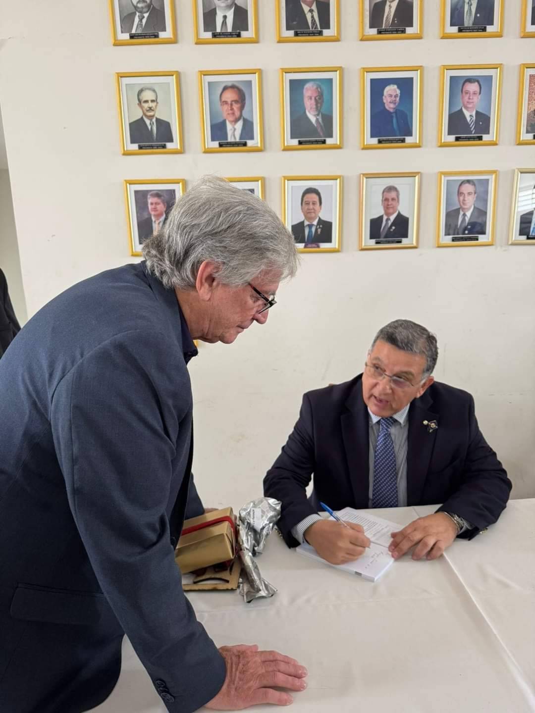 Rotary Club de Lins - Norte Recebe Autógrafo do Companheiro Paulo Eduardo Fonseca no livro DIZENDO SIM PARA A VIDA