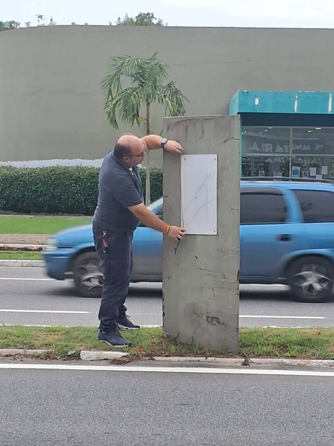 Presidente Mesquita avalia e faz medições no Marco do Rotaract em frente ao CEA para futuros reparos e revitalização.