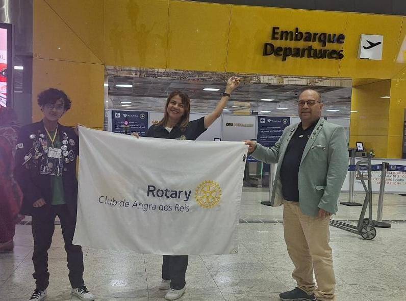 Intercambista Arthur, jundo a Coa. Sonia Mesquita e o presidente do RC de Angra dos Reis, Antônio Marques Mesquita no aeroporto de Guarulhos antes do embarque de Arthur para Taiwan