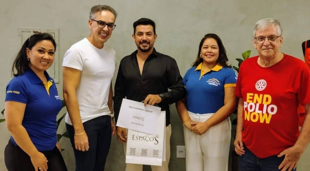 Os 3 Presidentes dos Rotary Clubs de Lins Entregaram ao companheiro honorário Isaías Santos vale compras de R$1.000,00 sorteado durante o Costelaço