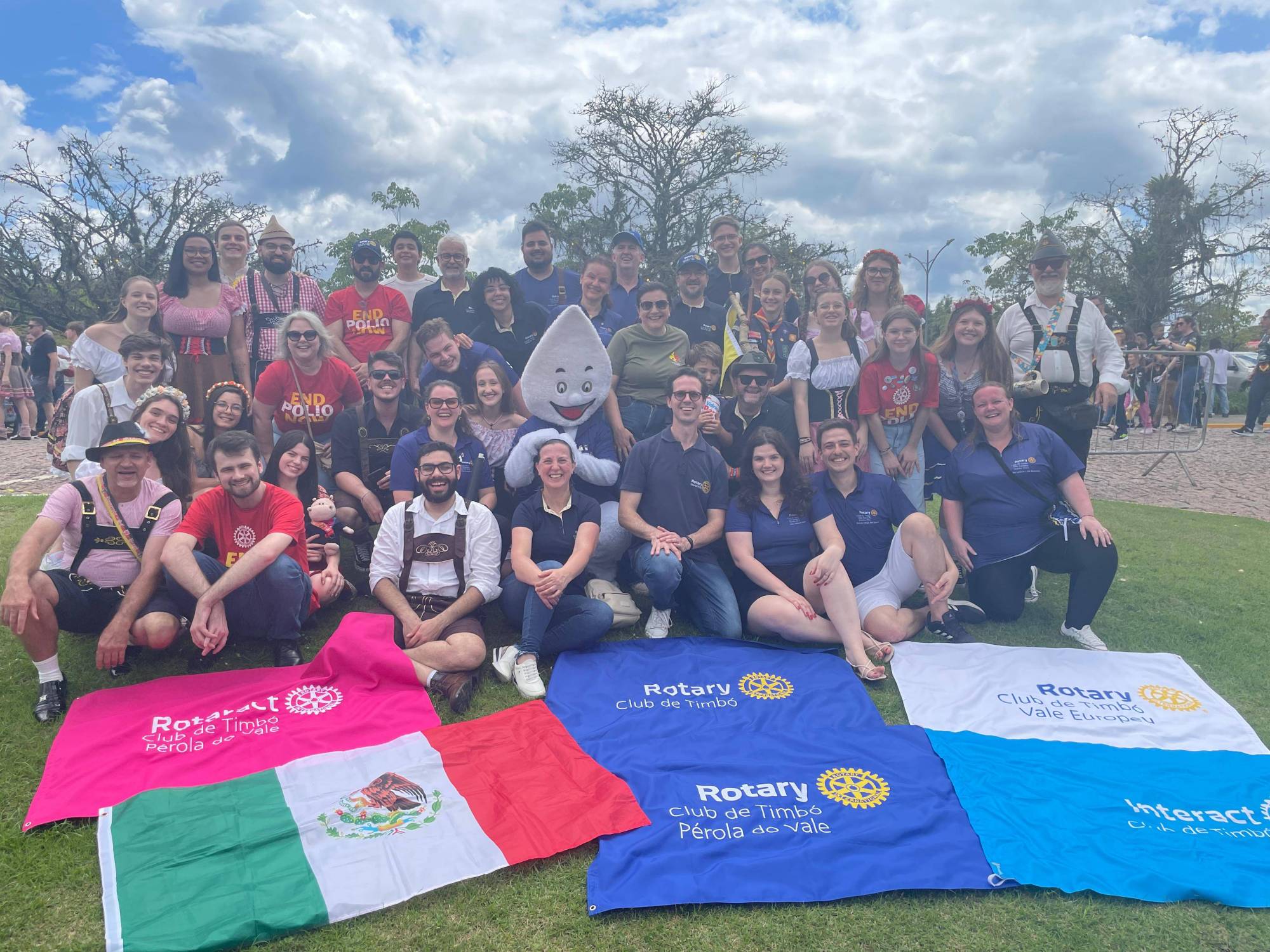 No dia 12 de outubro, o Interact Clube de Timbó participou de um desfile em comemoração ao aniversário da cidade. O evento reuniu toda a família rotária de Timbó, incluindo o Rotary e o Rotaract, que marcharam juntos com o objetivo principal de conscientizar a população sobre a poliomielite. Durante o desfile, os integrantes ressaltaram a importância da erradicação dessa doença, unindo forças em prol de uma causa de impacto global.