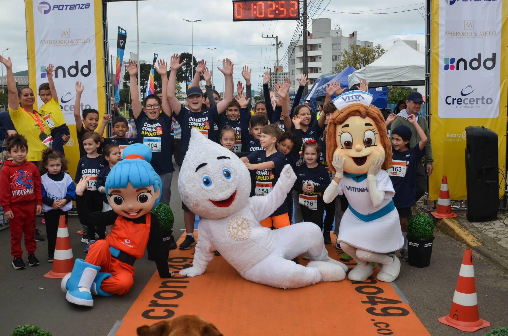 Nosso Zé Gotinha com a turma da corrida Kids, demonstrando a importância do combate a Pólio