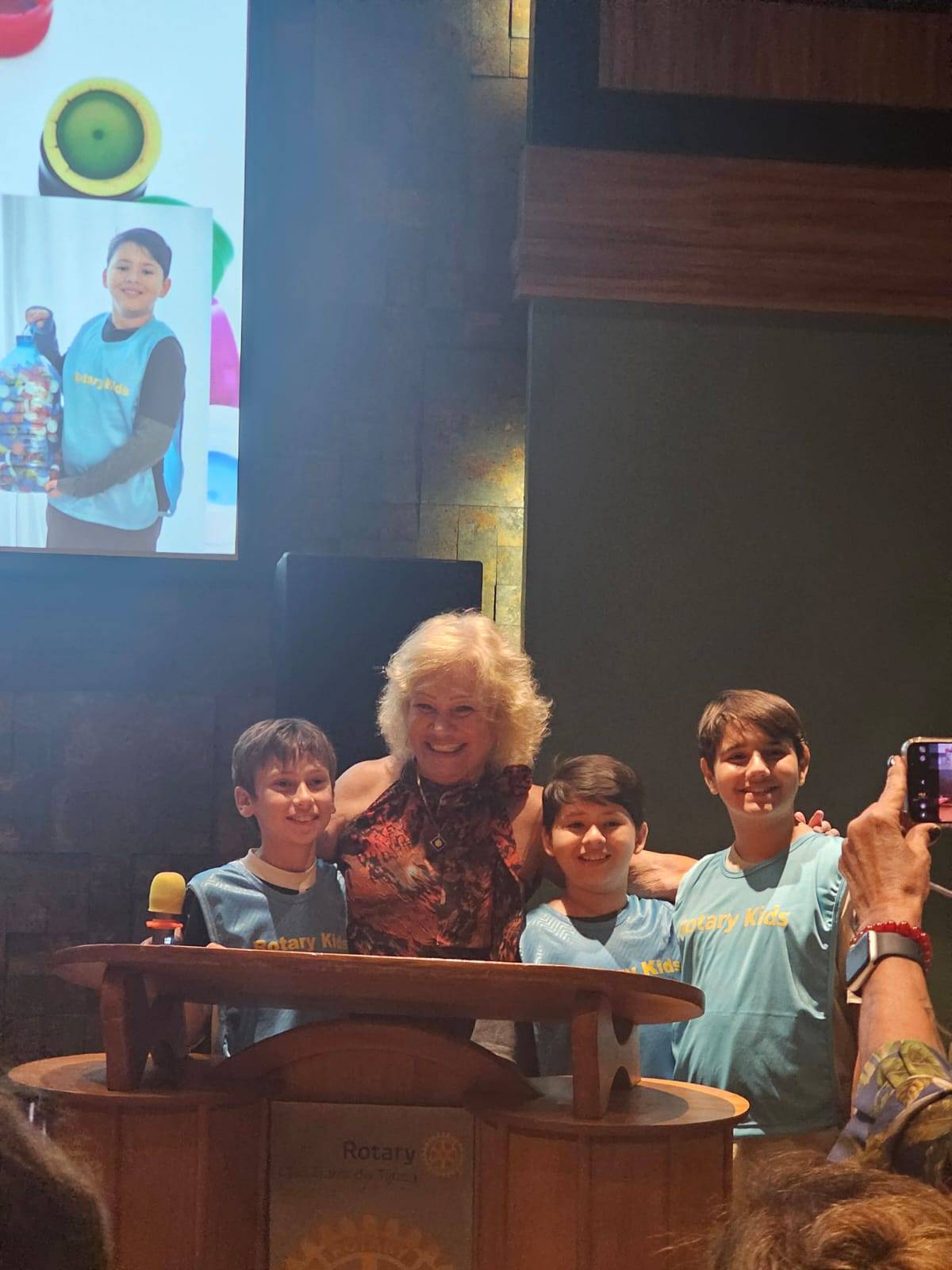 Na foto a Presidente da Comissão de Serviços à Comunidade. companheira Suely Elias,  com os Rotary Kids