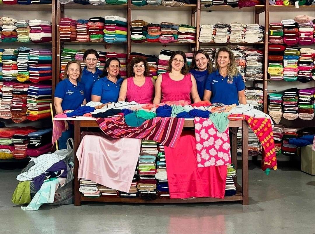 Casa da Amizade - Amigas do Peito e Grupo São Pelegrino estiveram em parceria com a amiga Denir que doou retalhos para serem transformados em lenços e turbantes