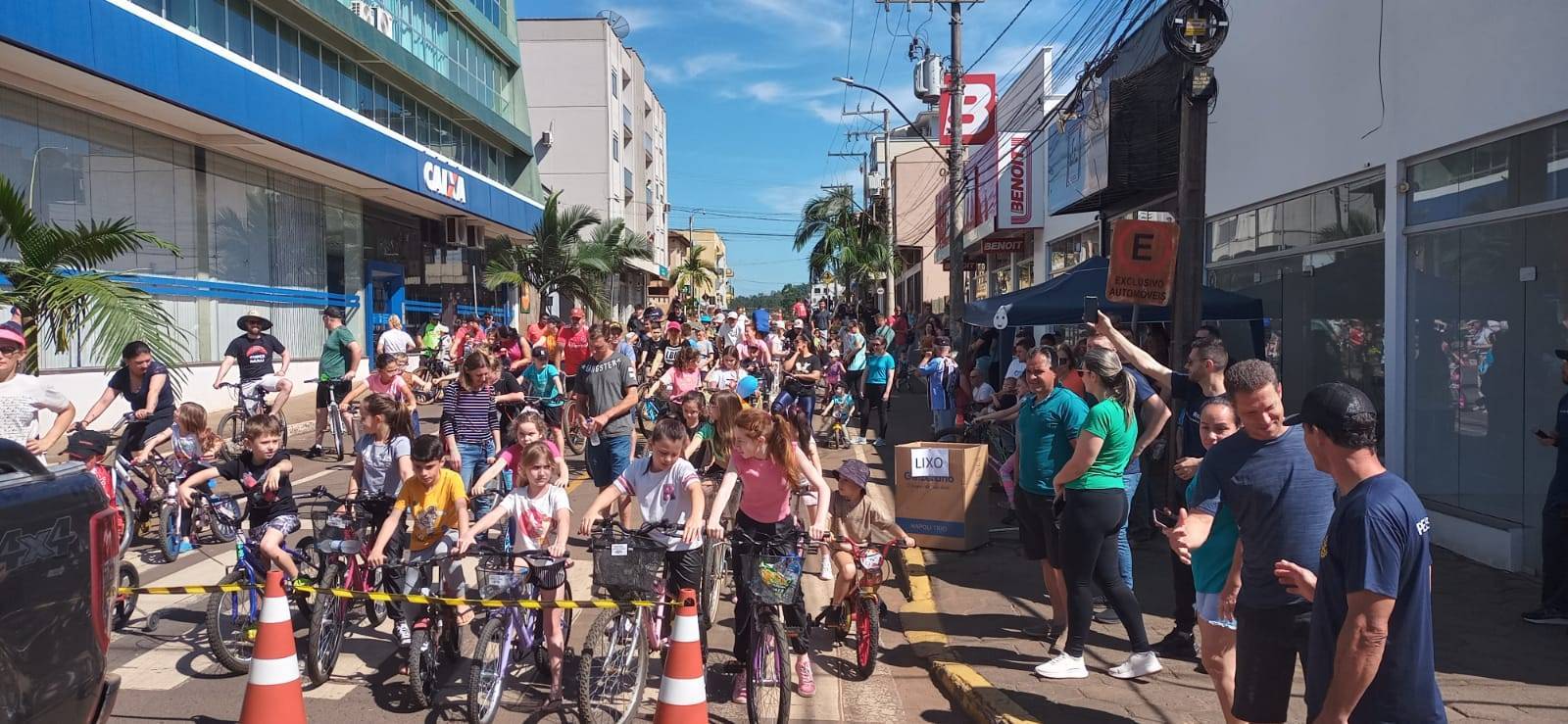 Na imagem, as crianças aguardando a largada da Pedalada Contra A Pólio.