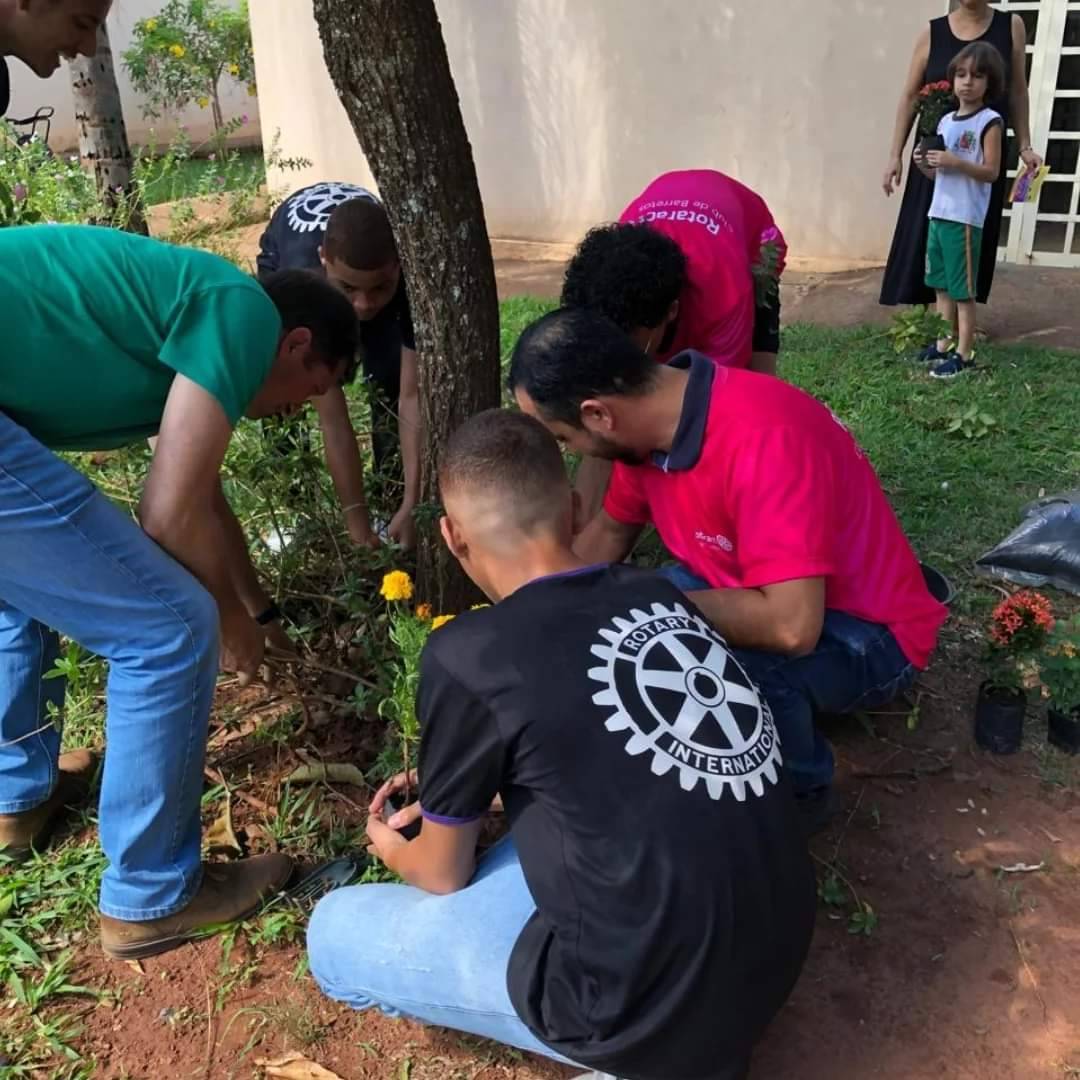 Interact Realiza Plantio de Mudas na Escola Municipal Rotary Club de Barretos Junto da Família Rotária e Candidatos do Intercâmbio