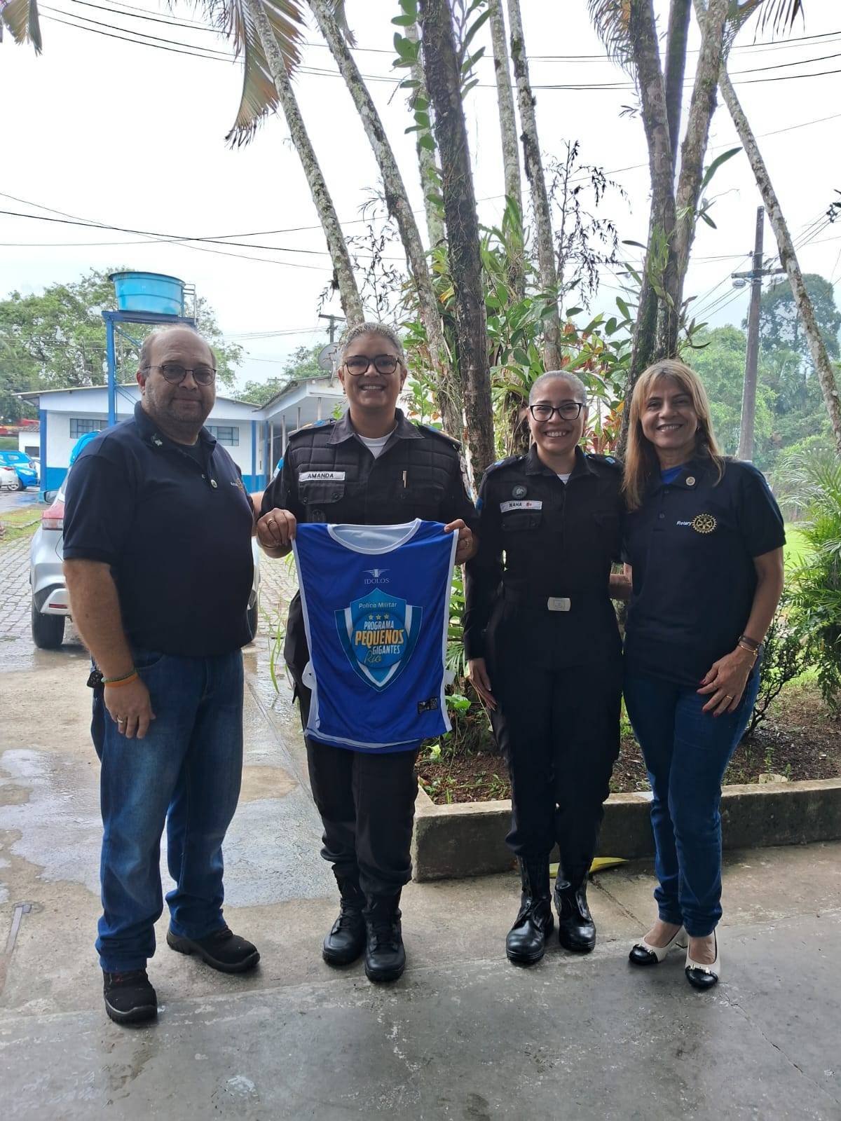 Presidente do Rotary Club de Angra dos Reis, a Tenente Coronel Amanda, a Tenete Naha Wanderson e a diretora de Projetos Sônia Mesquita mostram a camiseta do projeto.