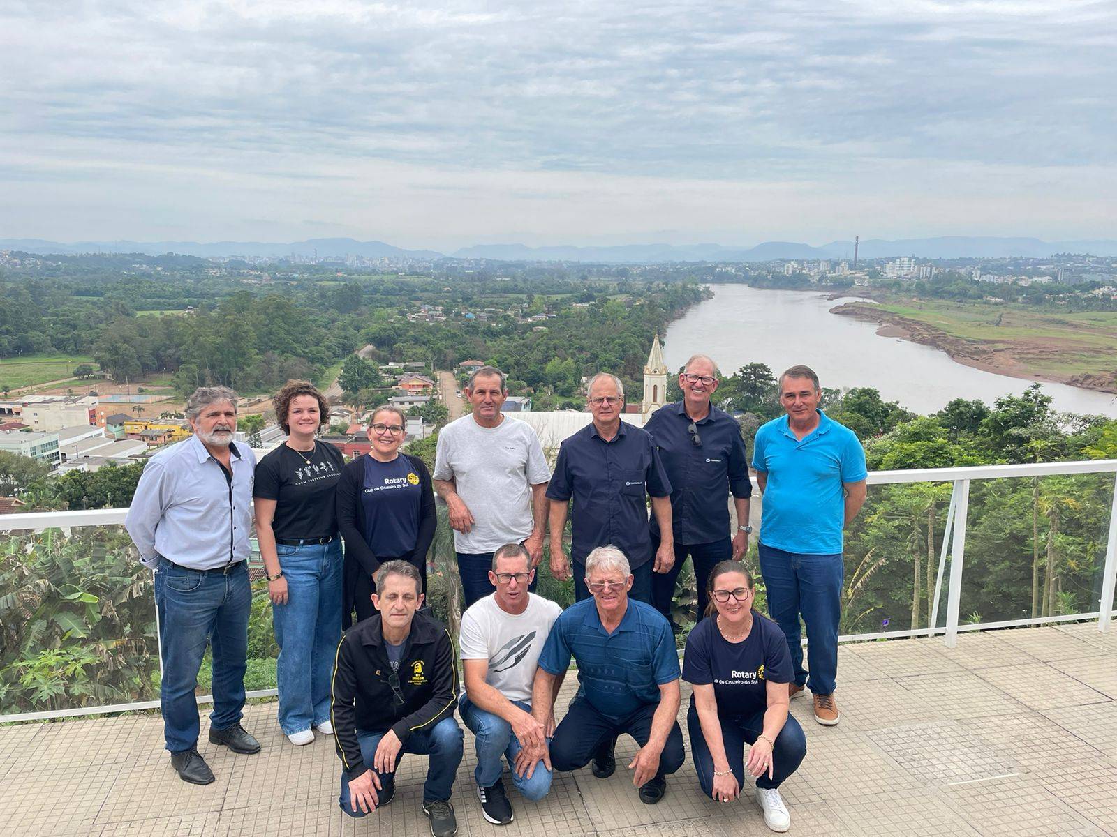 Representantes dos Rotarys Clubes de Turvo e Cruzeiro do Sul, e da Coopersulca em frente á vista da Casa Do Morro, principal ponto turístico de Cruzeiro Do Sul e onde as famílias resgatas foram abrigadas durante a cheia.