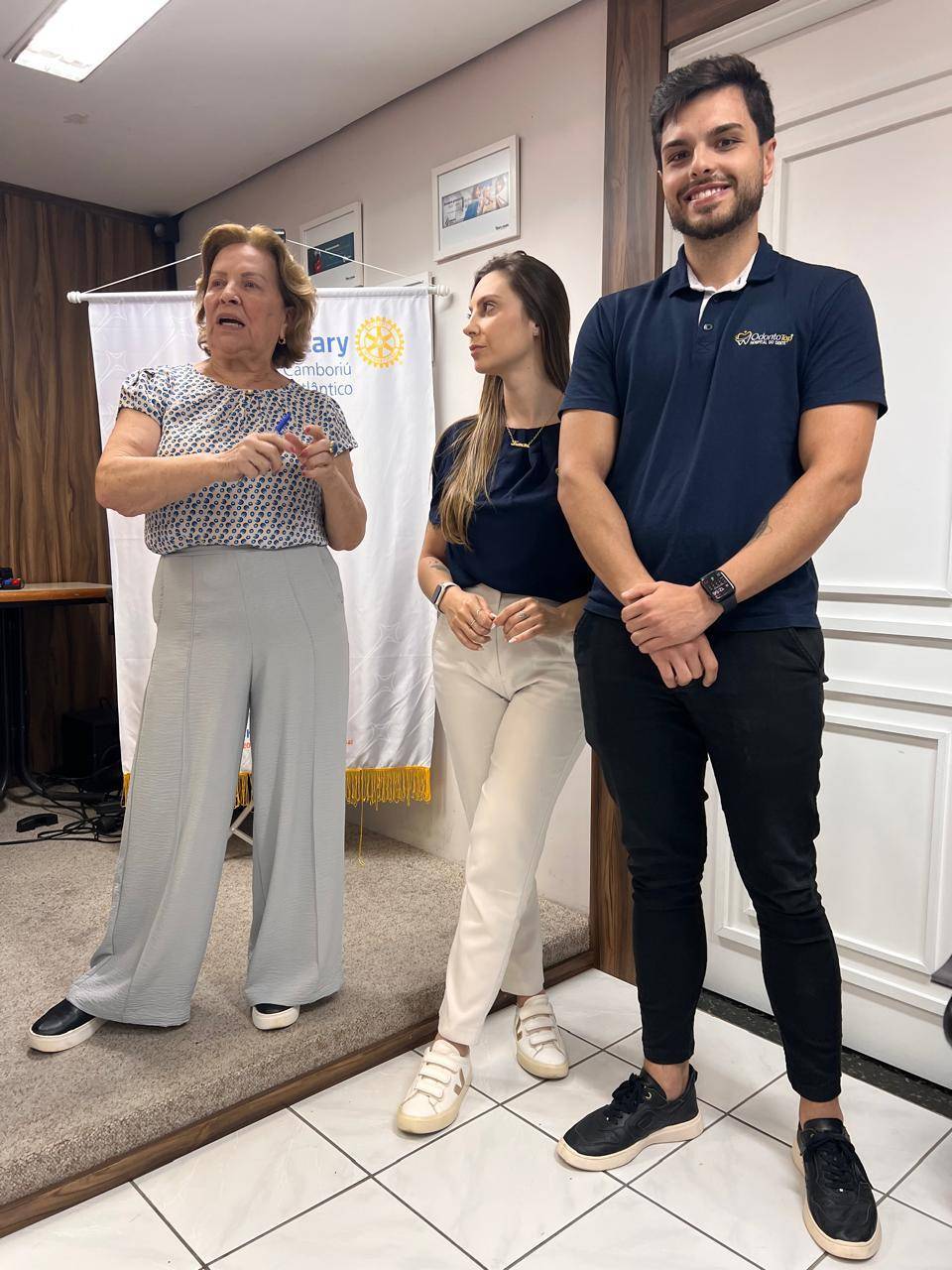 Companheira Arlene Rovaris apresentando Dr. Guilherme e Dra. Francine da @odontotopbc.