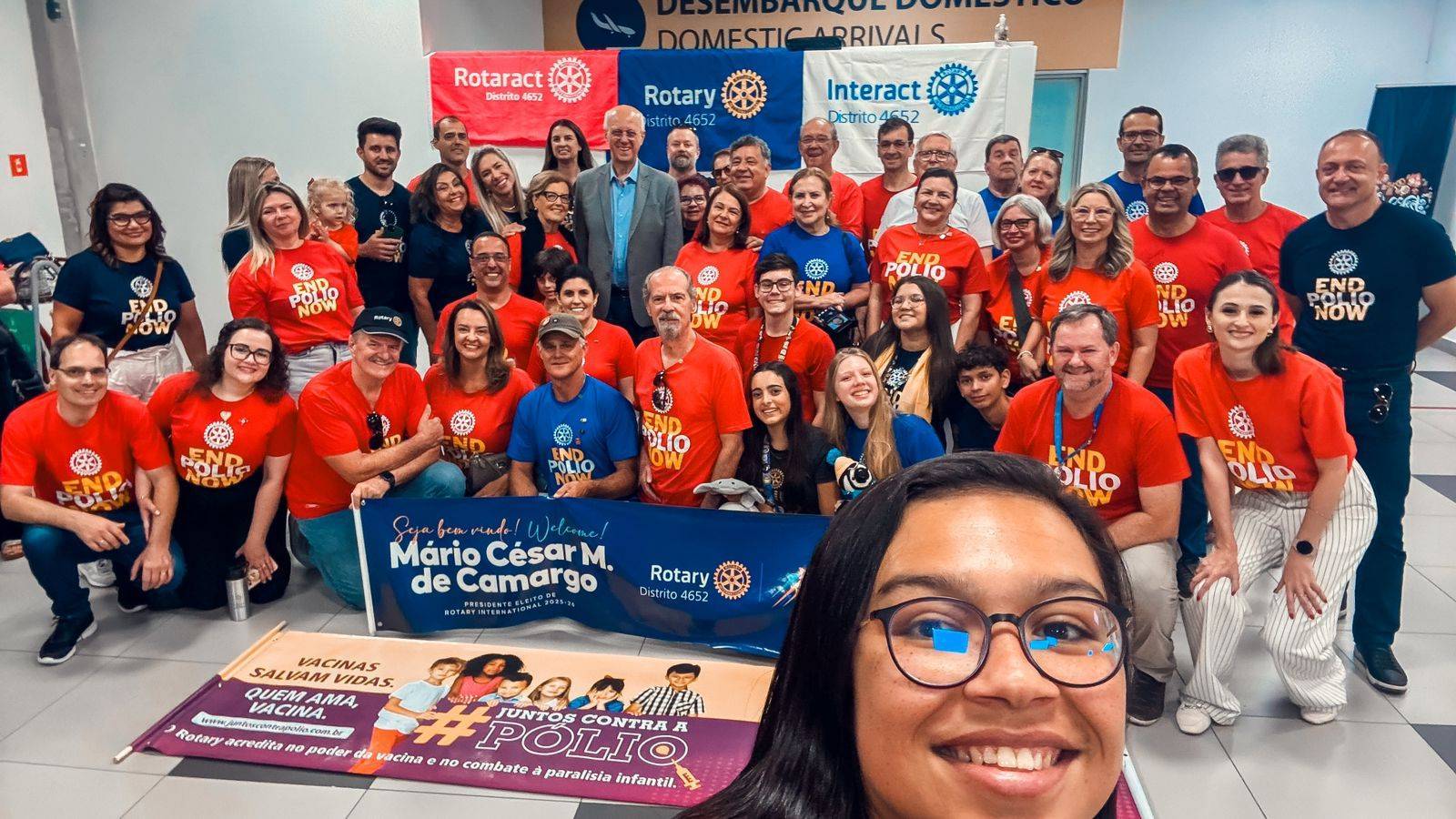 Companheiras  @angelacfreire e @denise.sark do nosso clube @rotaryclubpraiadoatlantico com companheiros de diversos clubes de Rotary recebendo o Presidente RI Mário César Martins de Camargo, eleito para a gestão 2025-26 no Aeroporto de Navegantes.