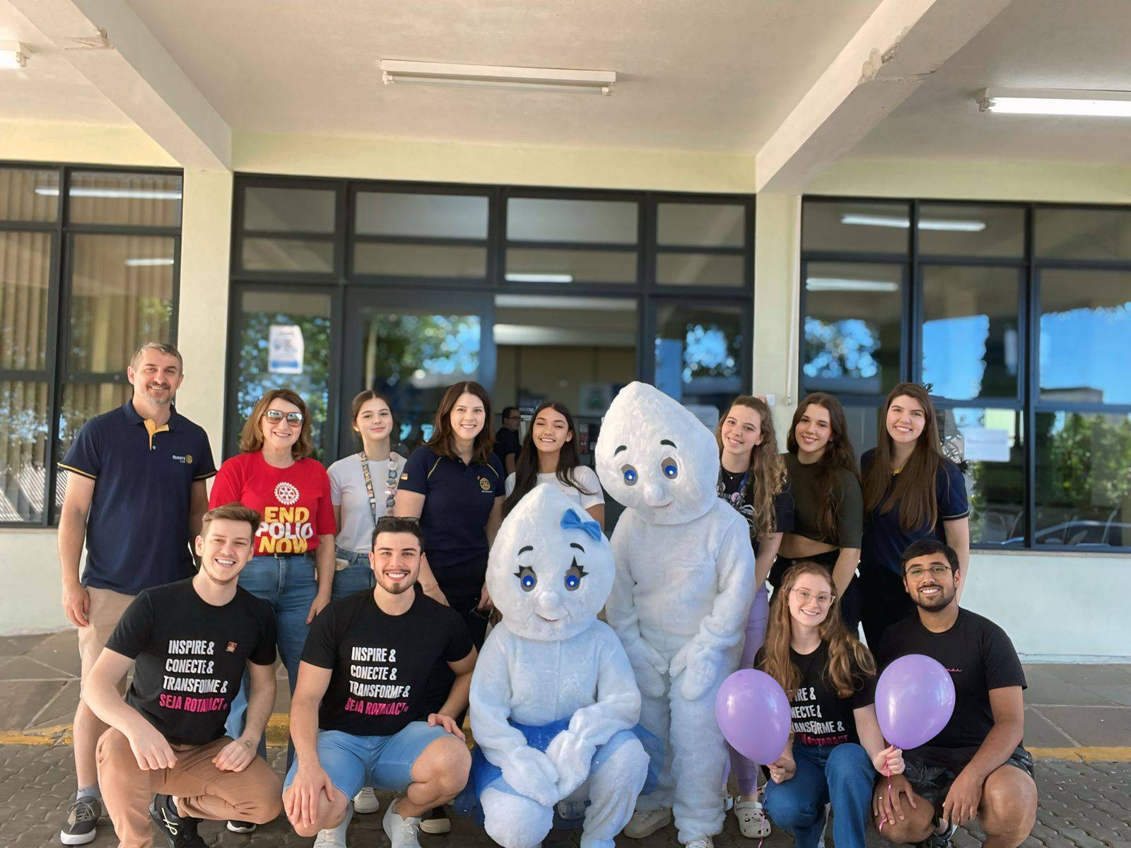 Membros do Rotaract Club de São Marcos junto com a família rotária de São Marcos no dia "D" de vacinação!