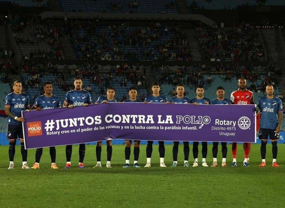 Jogadores do Club Nacional de Football Entraram em Campo Exibindo a Faixa da Campanha Juntos Contra a Pólio no Jogo com o Time Racing Club de Montevideo no Estádio Centenário
