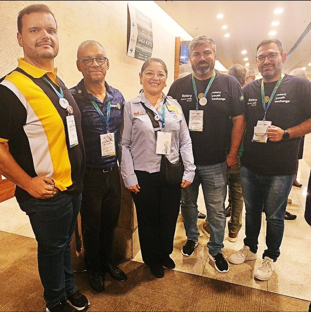 Equipe do Intercâmbio de Jovens e Novas Gerações Registra Momento com a Chair do México Aidê do Distrito 4195 em Brasília na 43ª Conferência Abij com Chairs do Brasil e do mundo