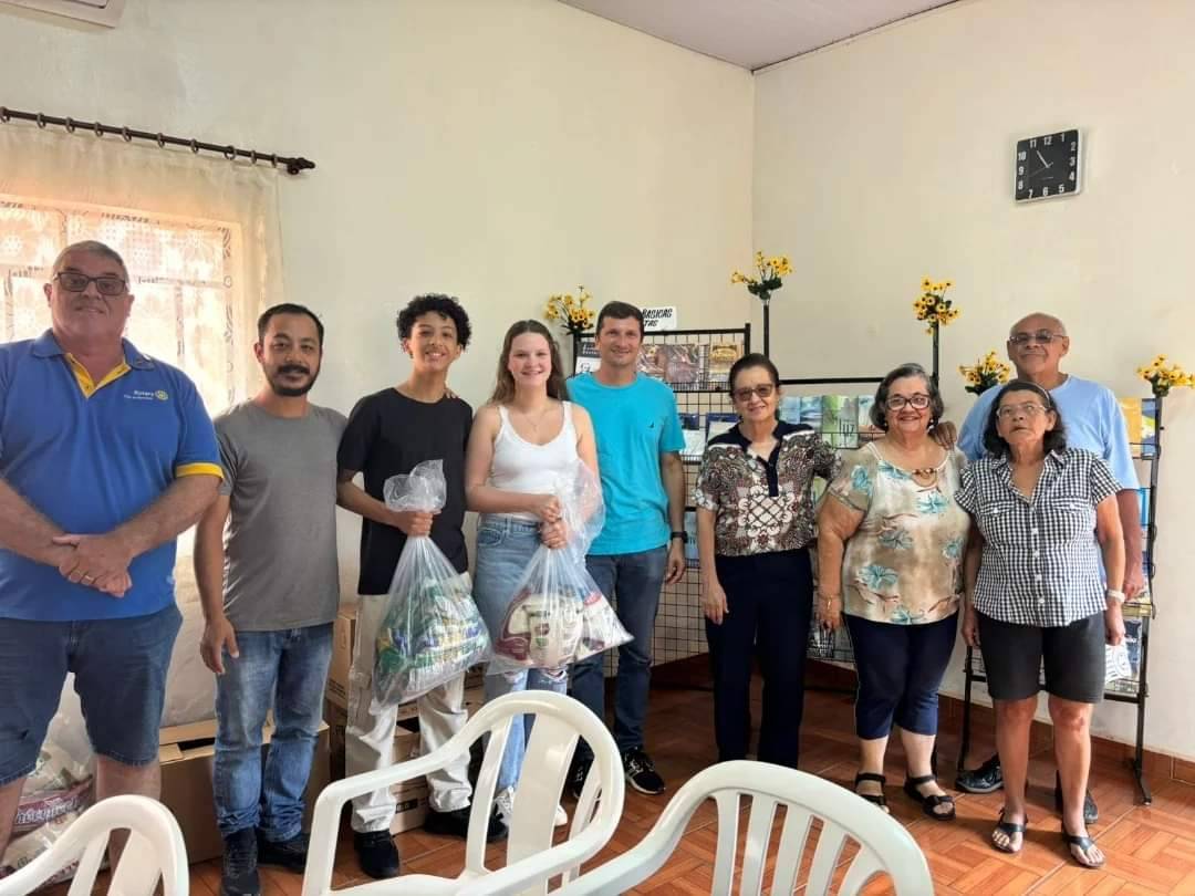 Rotary Club de Barretos e Candidatos ao Intercâmbio Realizam a Entrega de Itens de Alimentos e de Higiene Para a Associação Espírita Deus é Luz