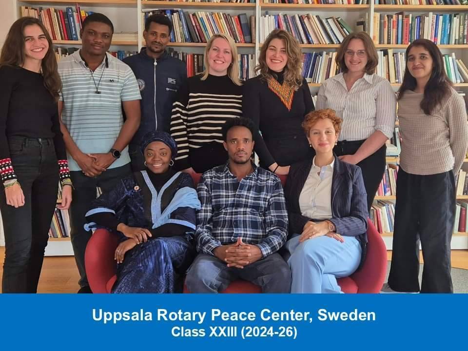 A Brasileira Daisy Bispo Teles Registra Foto com Sua Turma no Uppsala Rotary Peace Center na Suécia em seu Programa de mestrado da Bolsa Rotary pela Paz