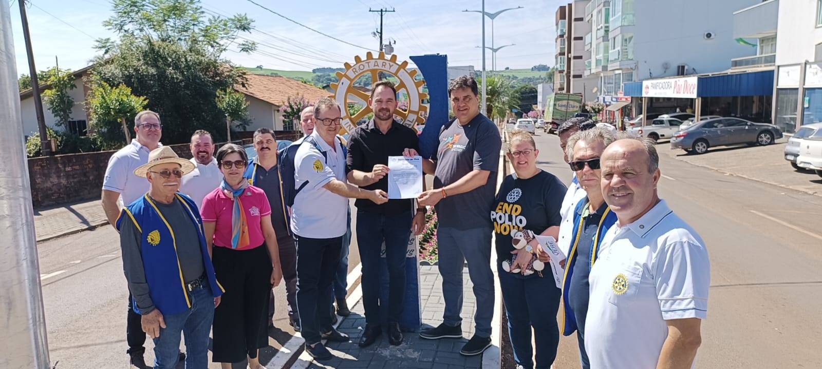 Governador Luiz Carlos Alves e sua esposa Kátia, o prefeito de Verê Ademilson Rosin, o presidente do Rotaru Club de Verê Valmir Fabiane e sua esposa Teresinha, presidente da ACA, e demais companheiros