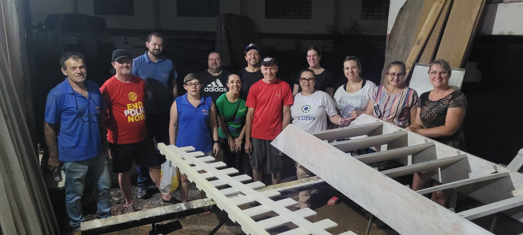 membros na montagem das estruturas para a construção da 13ª casinha na árvore