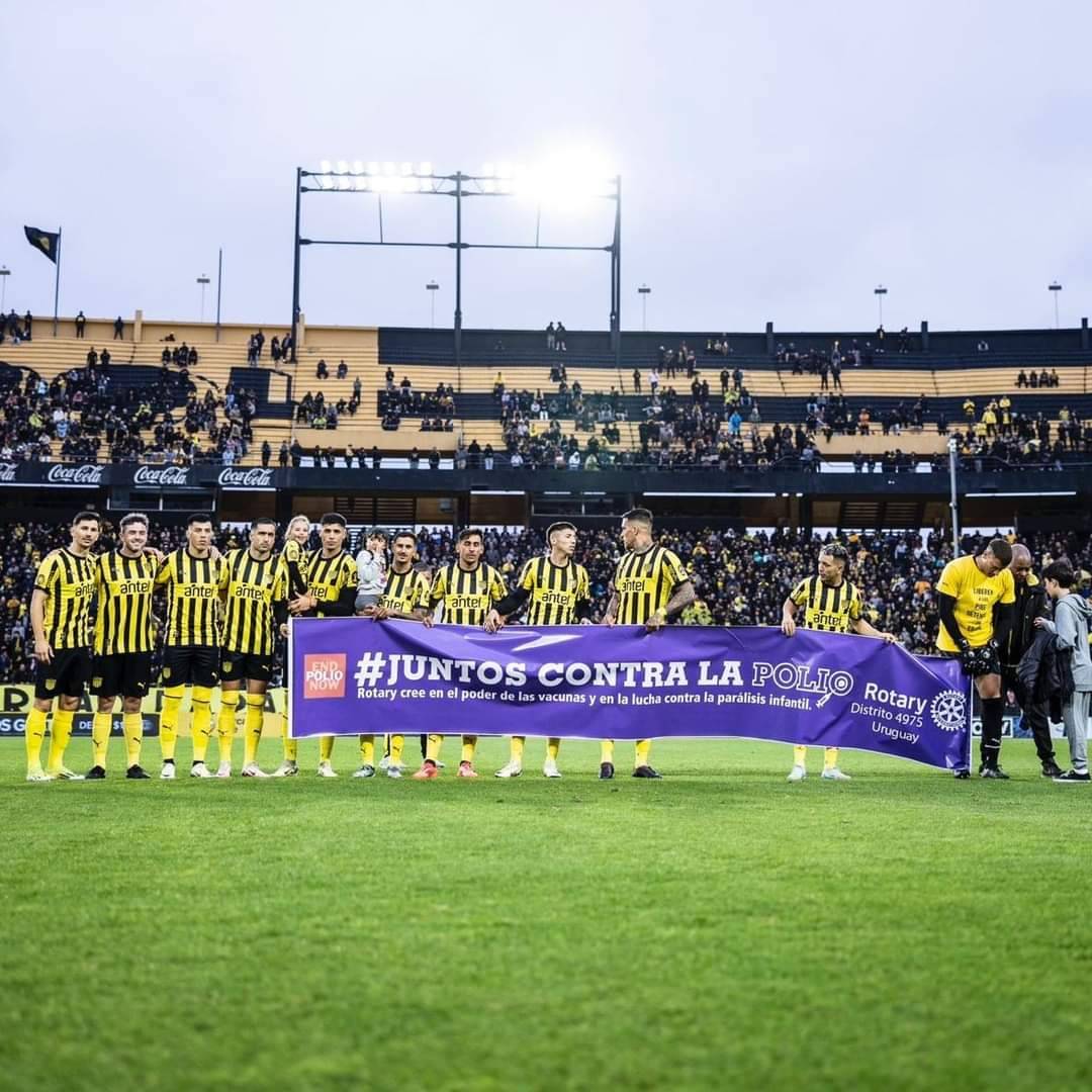 Club Atlético Peñarol entra em campo com Faixa da Campanha Juntos contra a Pólio