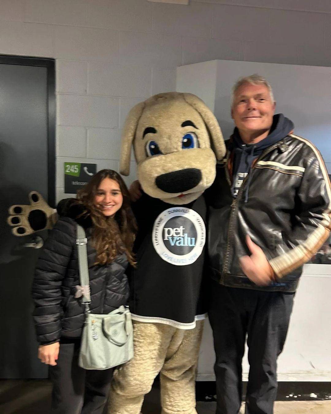 Intercambista Maria Leonor assisti jogo de Hockey com sua família hospedeira canadense