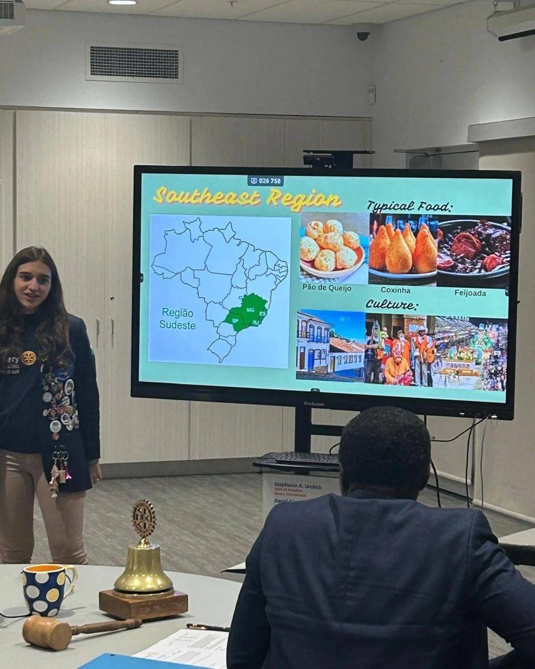 Intercambista Maria Leonor realiza apresentação para o Rotary Club de Fonthill no Canadá