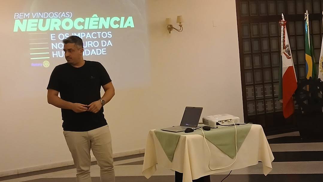 Palestrante abordando asuntos relacionados com a NEUROCIENCIA na reunião rotária.