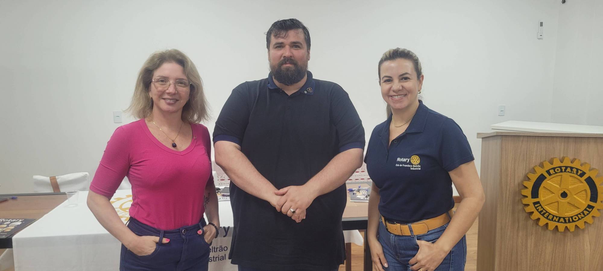 Presidente Keli Fernandes Campos (à direita) (gestão 2024/25) e a presidente Thalita Grando Rauen (à esquerda) (gestão 2025/26) dando as boas vindas ao presidente Wagner Hoffmann (gestão 2026/27)