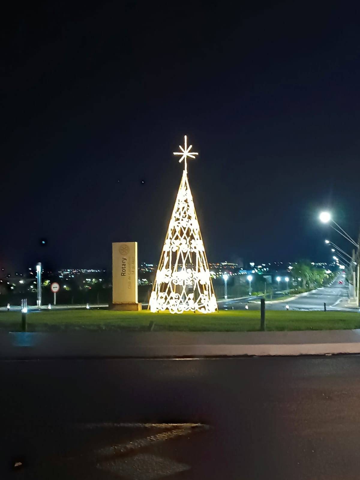 Praça do Marco Rotário do Rotary Club de Catanduva - 14 de Abril recebe iluminação de Natal.