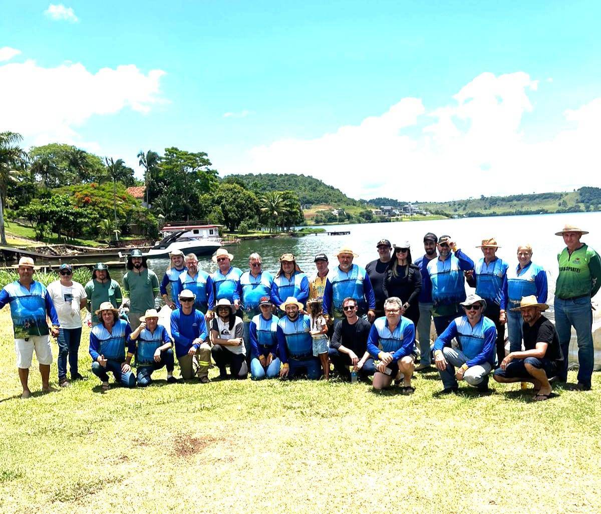 Rotarianos e voluntarios em mais uma edição do Projeto Lago Limpo.