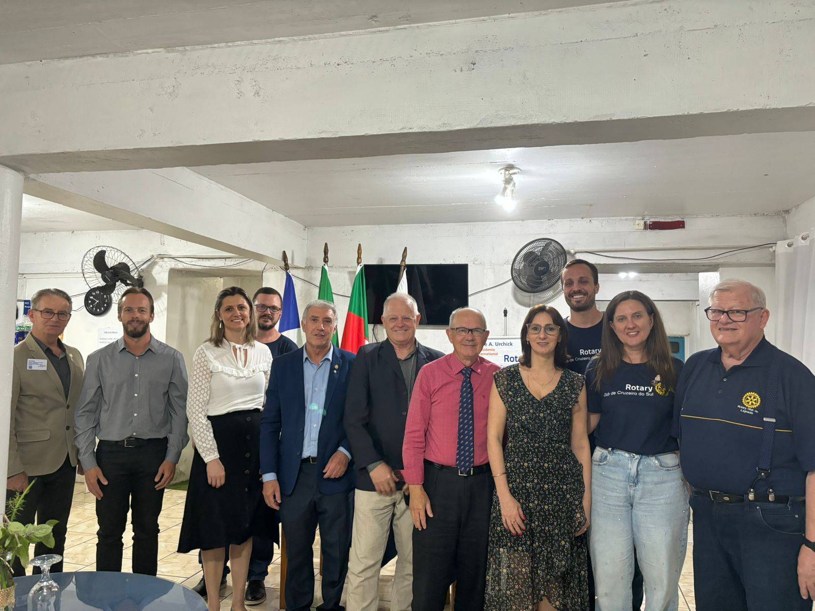 Na imagem os novos integrantes, seus respectivos padrinhos juntamente com a presidente Jaqueline Kerber, o governador escolhido 2025/2026 Valmor Kauffman, governador assistente Antônio Rodrigues de Oliveira, governador 19/20 Luis Celeste de Roque Fornari Fassina.e o presidente do nosso clube padrinho, Carlos Glufke.