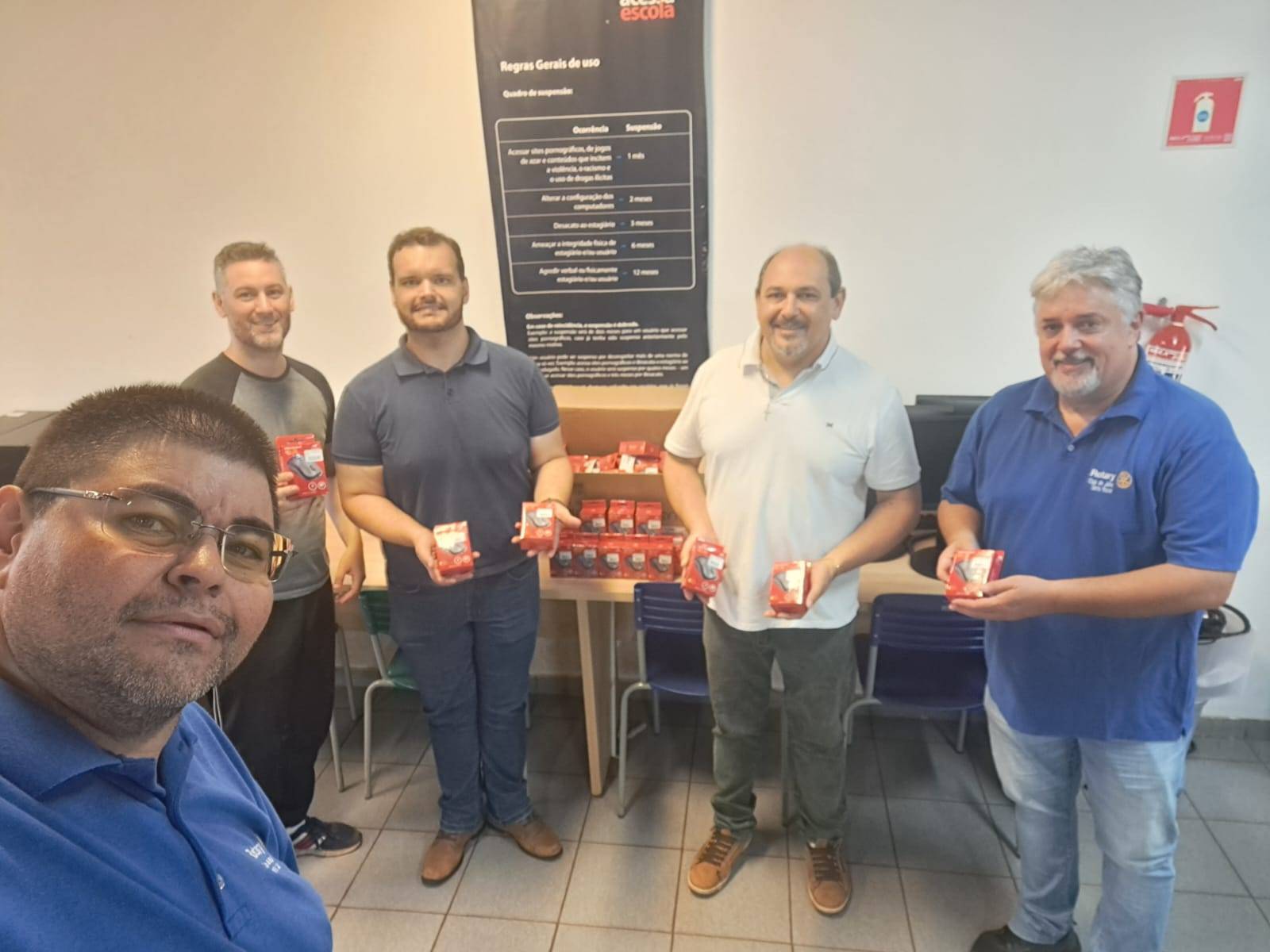 Rotary Club de Jahu - Terra Roxa Realiza Doação de 80 Mouses Para a PEI Álvaro Fraga Moreira