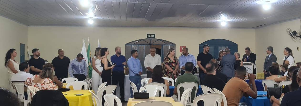 Novos associados acompanhados por seus padrinhos recebem o distintivo rotário do Governador do Distrito 4760 Ronei Alves e da presidente Maria Paula do Rotary Club de Pirapora Praia