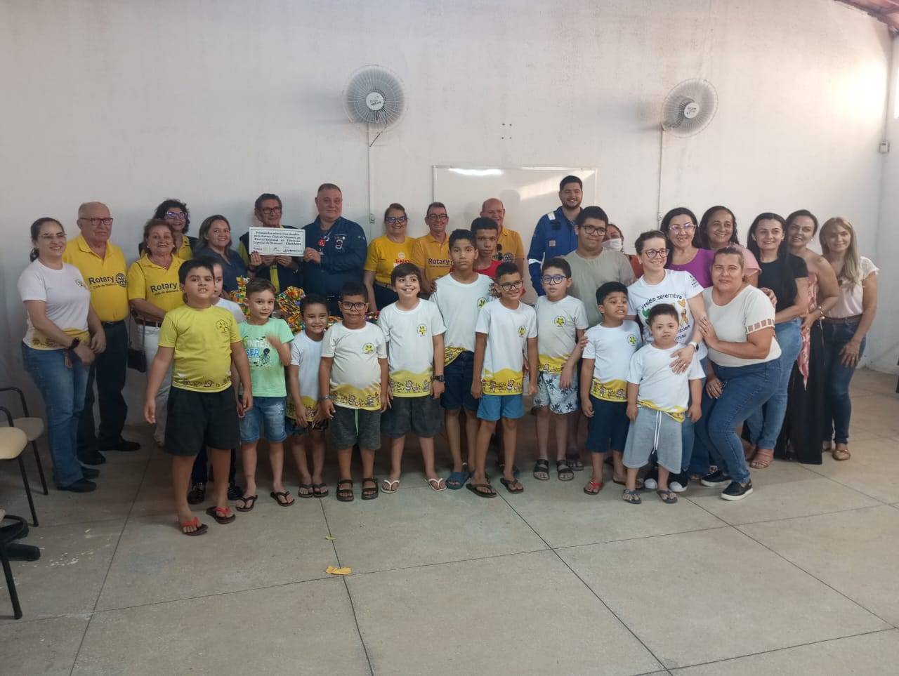 Entrega de presentes na CREEMOS - Centro Regional de Educação Especial de Mossoró