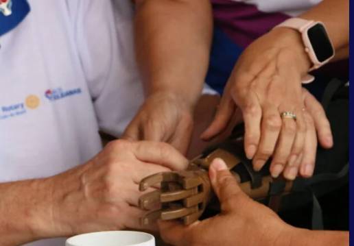 O projeto Mãos Solidárias visa apoiar pessoas que perderam suas mãos, ajudando-as a alcançar maior autonomia em suas vidas diárias