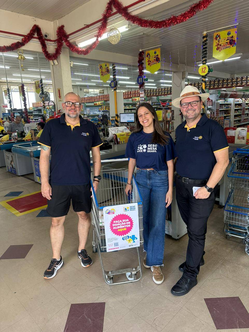 Integrantes do Rotary Lages Alvorada em ação do Dia D do Mesa Brasil SESC