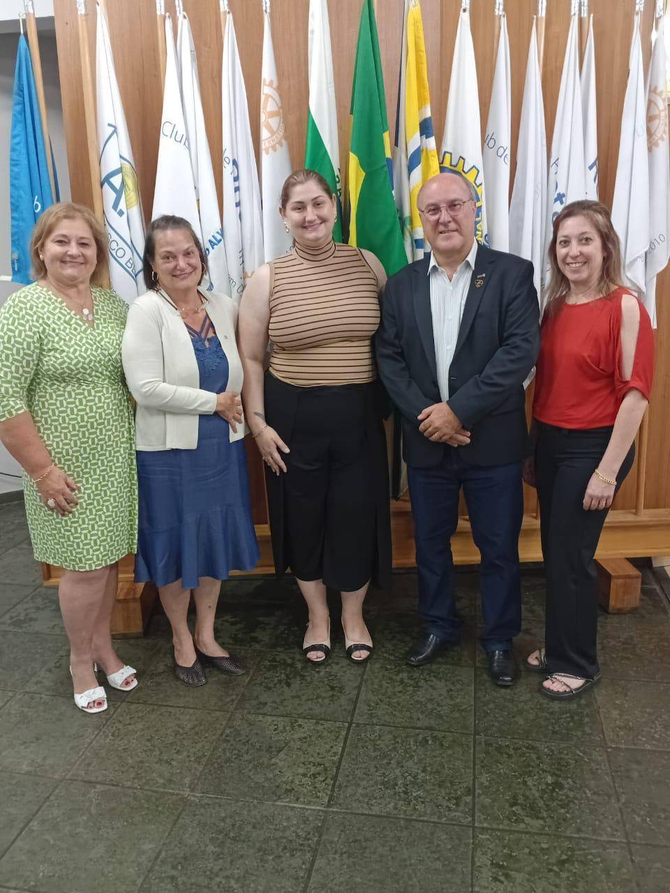 Palestrante e sua esposa em foto com a mesa diretiva