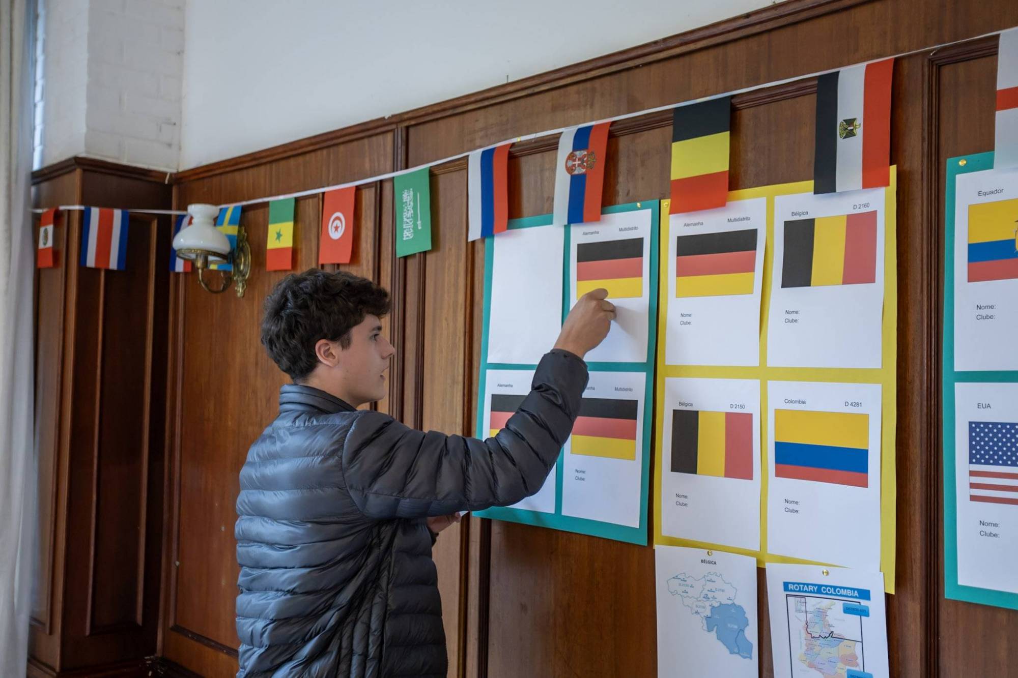 Na foto, intercambista escolhe o país que será um embaixador da paz, primeiro semestre de 2023.