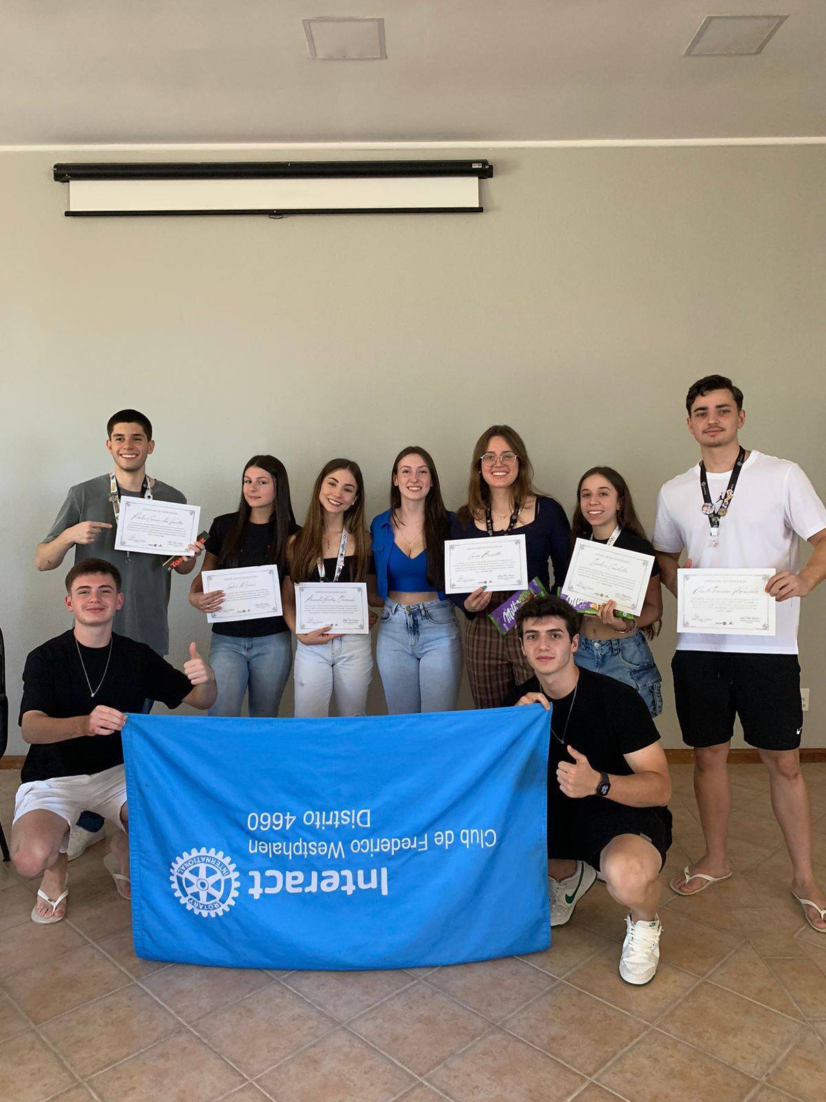 No mês de novembro, o Interact Club de Frederico Westphalen realizou seu 1° Concurso Interno de Redação da gestão!  O tema escolhido foi “Os desafios para a alfabetização no Brasil e suas implicações sociais e econômicas”, com o objetivo de incentivar os candidatos a refletirem sobre os obstáculos enfrentados no processo de alfabetização e suas consequências para o desenvolvimento social e econômico do país. O tema buscou destacar a importância da alfabetização como base para o crescimento pessoal e coletivo, além de suas influências nas desigualdades sociais e nas oportunidades de emprego e renda.  Contamos com a participação de seis associados, que escreveram textos incríveis abordando essa importante temática. Parabenizamos todos os participantes que se desafiaram na escrita e destacamos nossos três finalistas:  1° lugar: Luiza Buzatto 2° lugar: Isadora Candaten 3° lugar: Pedro Canan  Agradecemos especialmente à professora Simoni Stefanello por toda sua dedicação na etapa de avaliação e correção, além de ser sempre nossa parceira.  Com esse concurso, esperamos que os associados tenham desenvolvido suas habilidades de escrita, vencido seus medos e se mostrado corajosos.
