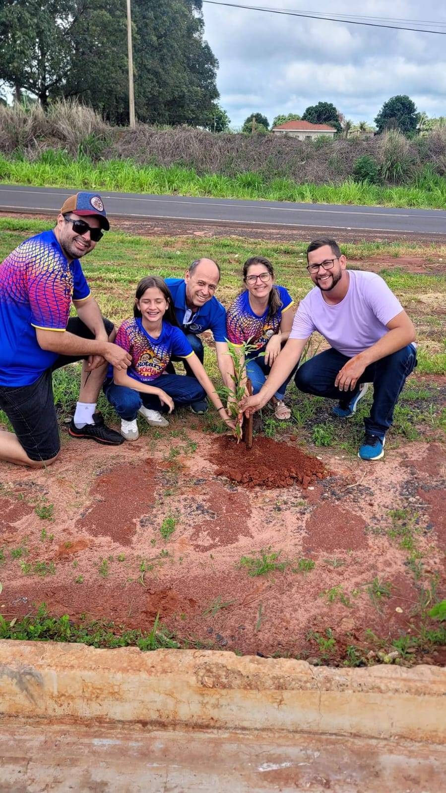 Rotary Kids de General Salgado realiza projeto ambiental com plantio de mudas de árvore