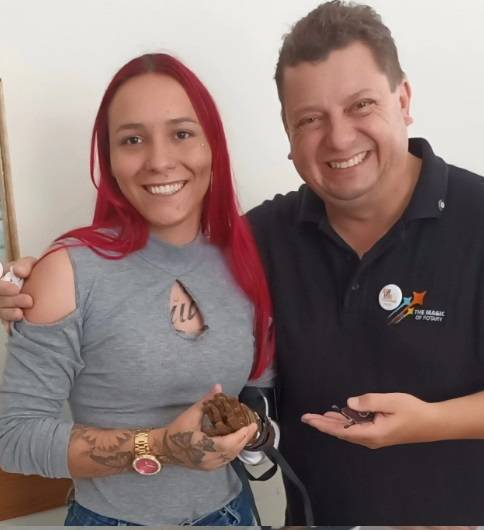 Governador 2024-25 Alfredo Arten Júnior posa ao lado de beneficiária que recebeu uma prótese para a mão. 